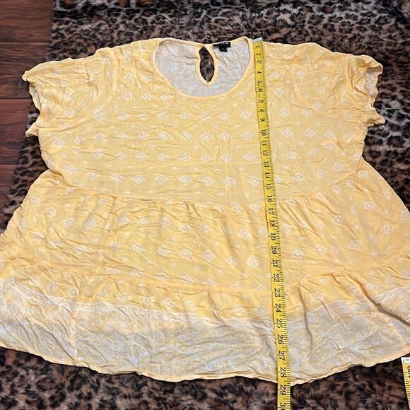Torrid Yellow White Design Back Button Keyhole Tiered Top Contemporary Feminine - Picture 9 of 12
